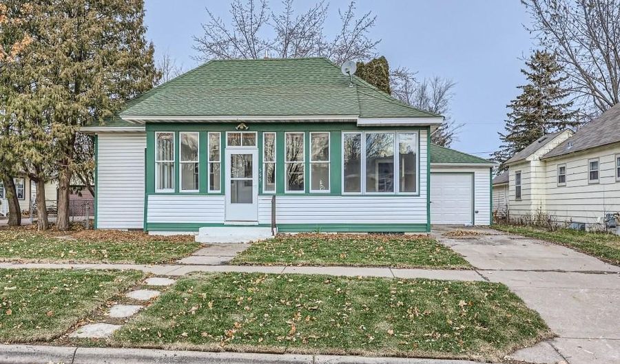 555 Tyler St, Anoka, MN 55303 - 3 Beds, 2 Bath
