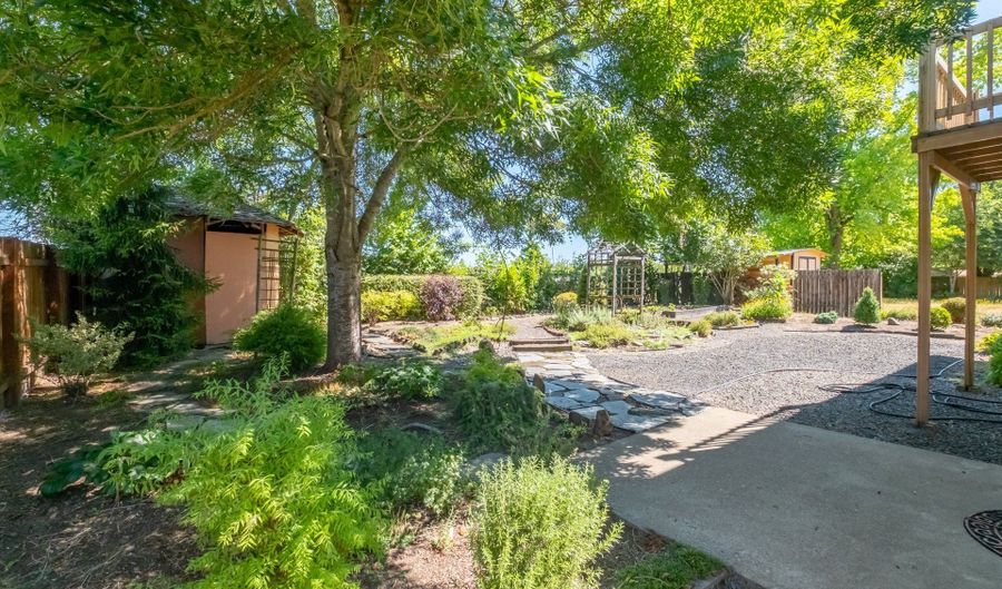 2465 40TH Ave, Albany, OR 97322 - 3 Beds, 2 Bath