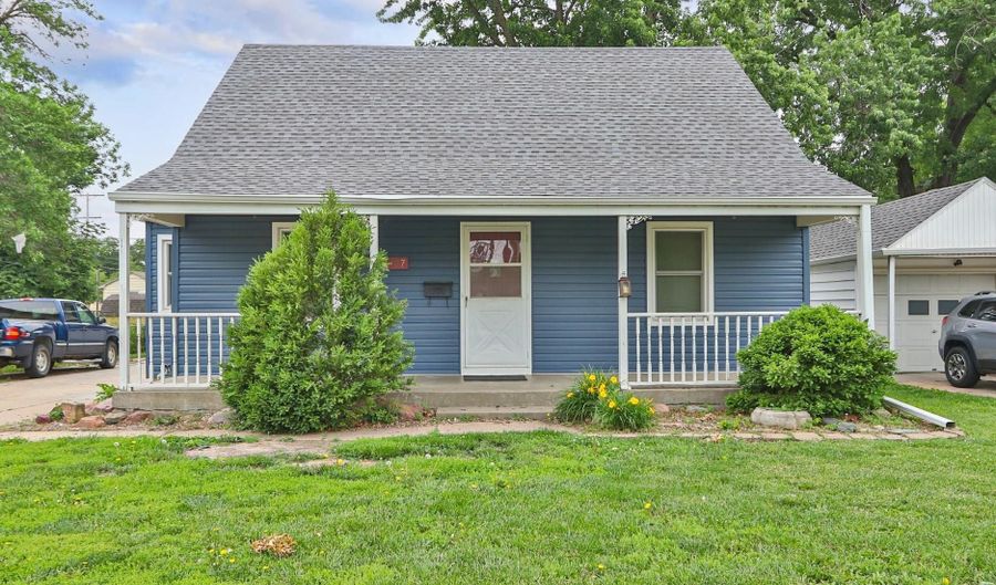 1107 N 13th St, Beatrice, NE 68310 - 3 Beds, 2 Bath