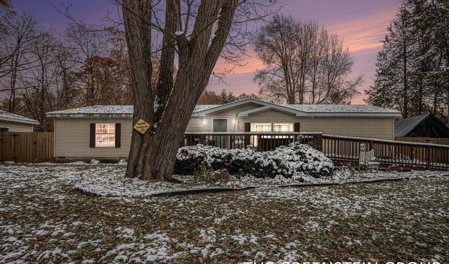 1585 RICHARDS Dr, Allegan, MI 49010 - 3 Beds, 2 Bath