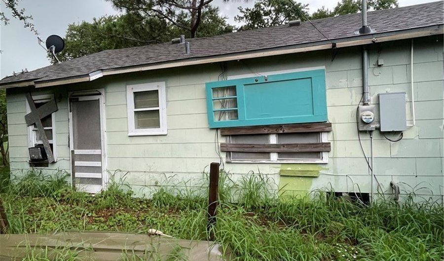 249 N 10th St, Aransas Pass, TX 78336 - 5 Beds, 2 Bath