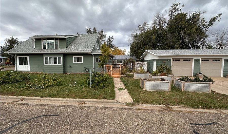 522 S 2nd St W, Baker, MT 59313 - 3 Beds, 2 Bath