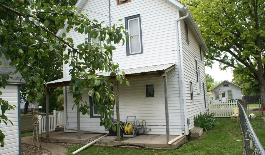514 N Penn St, Aberdeen, SD 57401 - 3 Beds, 2 Bath