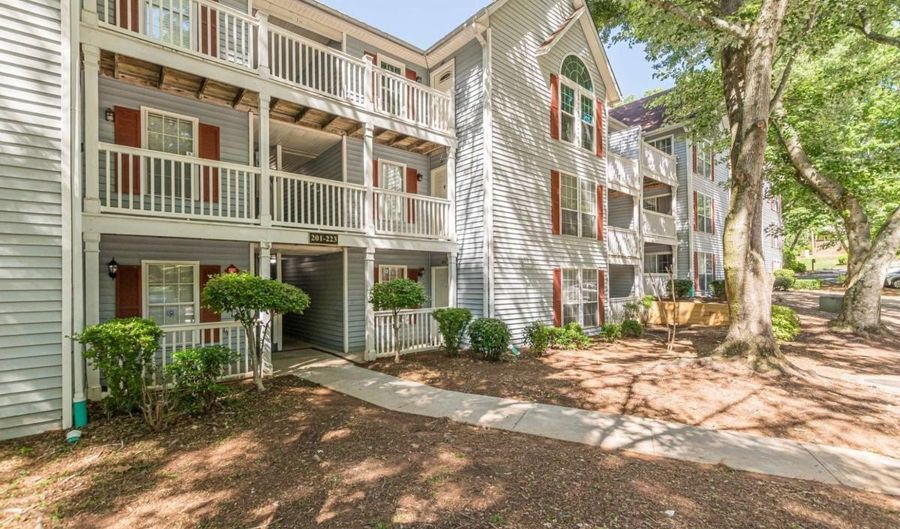 215 Cobblestone Trl, Avondale Estates, GA 30002 - 2 Beds, 2 Bath