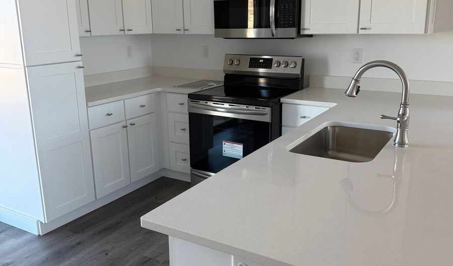 1334 E LONE ROCK VIEW Dr, Big Water, UT 84741 - 3 Beds, 3 Bath