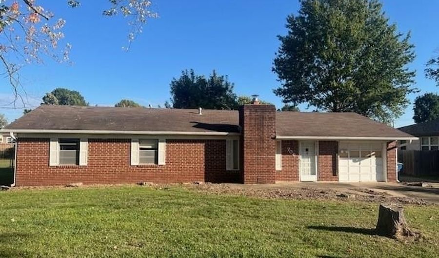 706 NW 5th St, Bentonville, AR 72712 - 4 Beds, 2 Bath