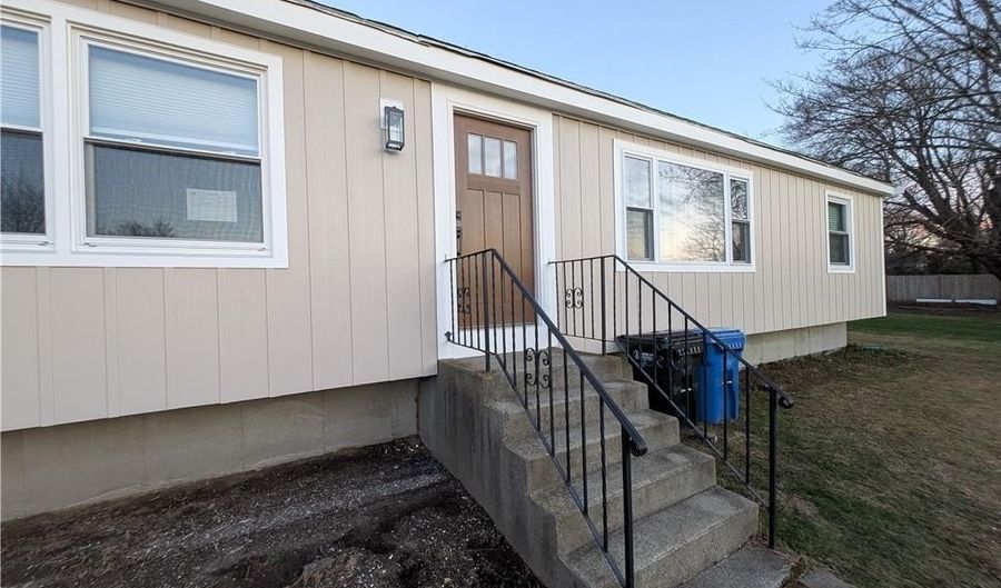 4 Almy Ct 2, Newport, RI 02840 - 2 Beds, 1 Bath
