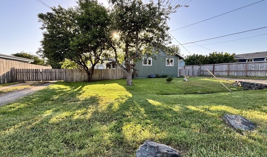 537 ART St, Brookings, OR 97415 - 3 Beds, 2 Bath