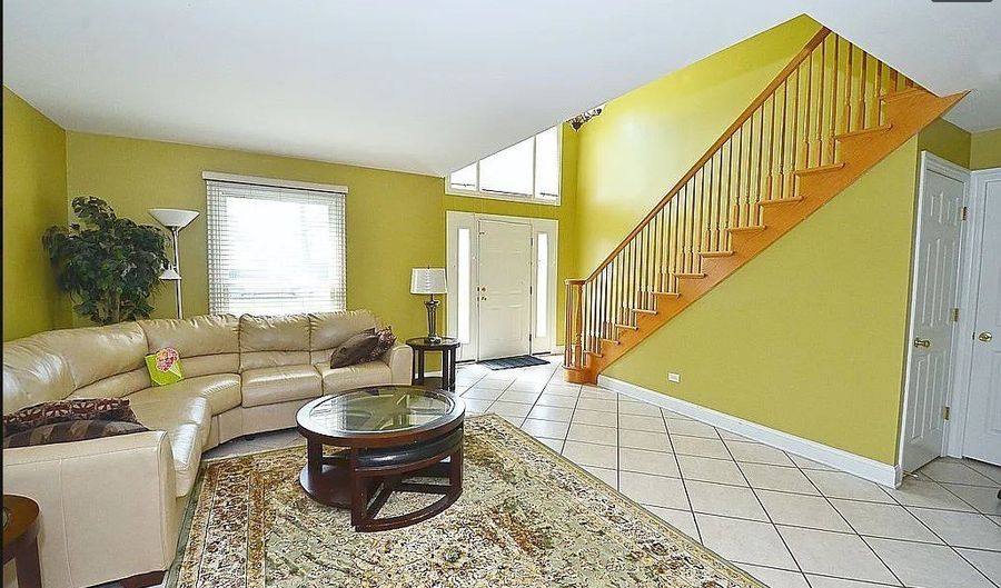 270 E Armitage Ave, Addison, IL 60101 - 5 Beds, 3 Bath