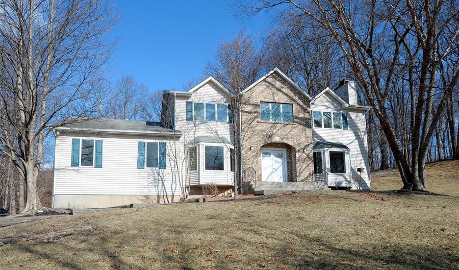 7 Kile Ct, Airmont, NY 10952 - 5 Beds, 3 Bath