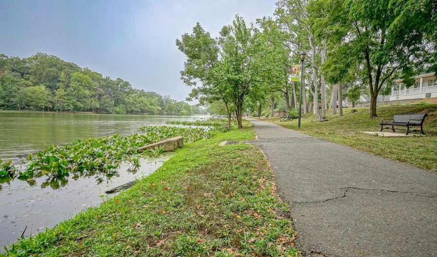 215 E LAKE Dr, Audubon, NJ 08106 - 2 Beds, 2 Bath