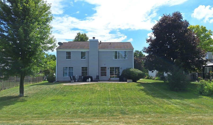2110 Cumberland Pkwy, Algonquin, IL 60102 - 4 Beds, 3 Bath