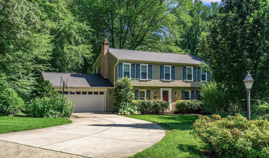 8614 BRAEBURN Dr, Annandale, VA 22003 - 6 Beds, 3 Bath