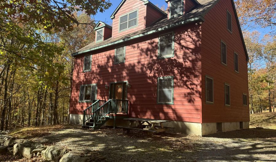 132 Reynolds Rd, Albrightsville, PA 18210 - 5 Beds, 3 Bath