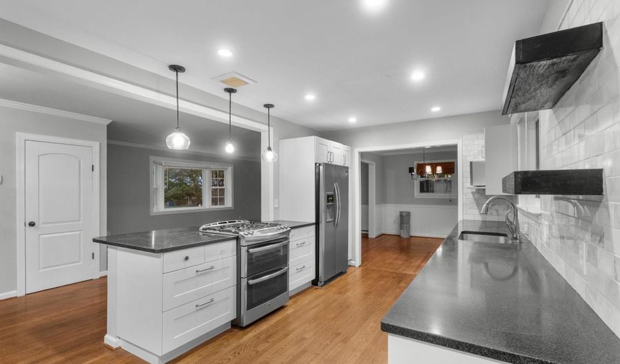 7301 MASONVILLE Ct, Annandale, VA 22003 - 4 Beds, 3 Bath