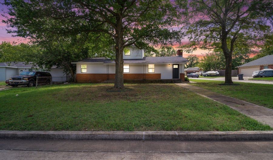 210 15th NW Ave, Ardmore, OK 73401 - 4 Beds, 3 Bath