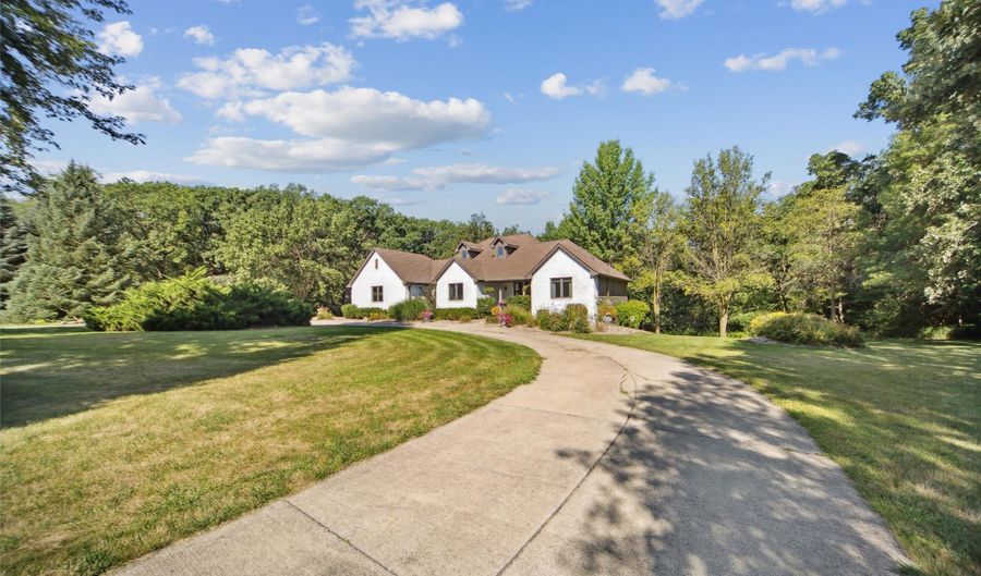 34089 Mill Creek Dr, Adel, IA 50003 - 4 Beds, 3 Bath