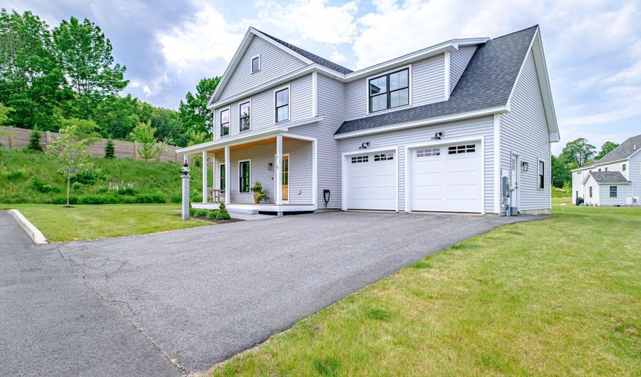 5 Goldfinch Dr, Falmouth, ME 04105 - 5 Beds, 3 Bath