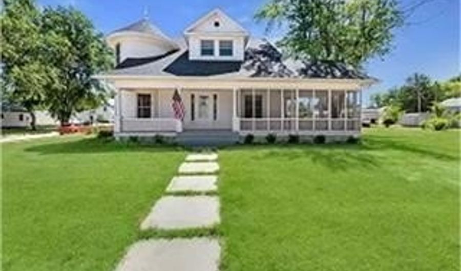 903 Greene St, Adel, IA 50003 - 4 Beds, 2 Bath