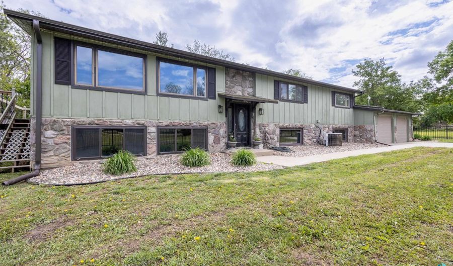 29594 472nd Ave, Beresford, SD 57004 - 3 Beds, 2 Bath