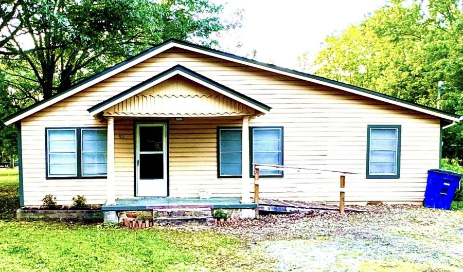 311 E College St, Beebe, AR 72012 - 2 Beds, 2 Bath