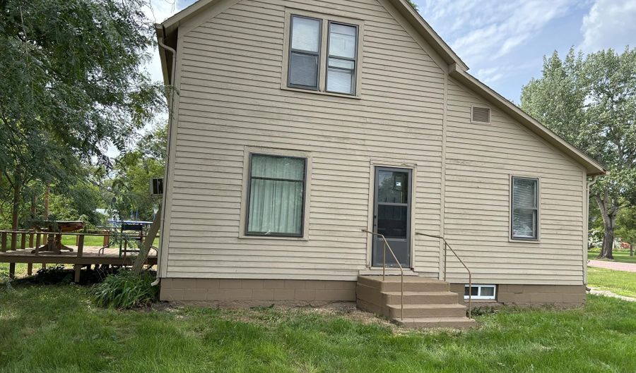 305 N 10th Ave, Woonsocket, SD 57385 - 3 Beds, 0 Bath