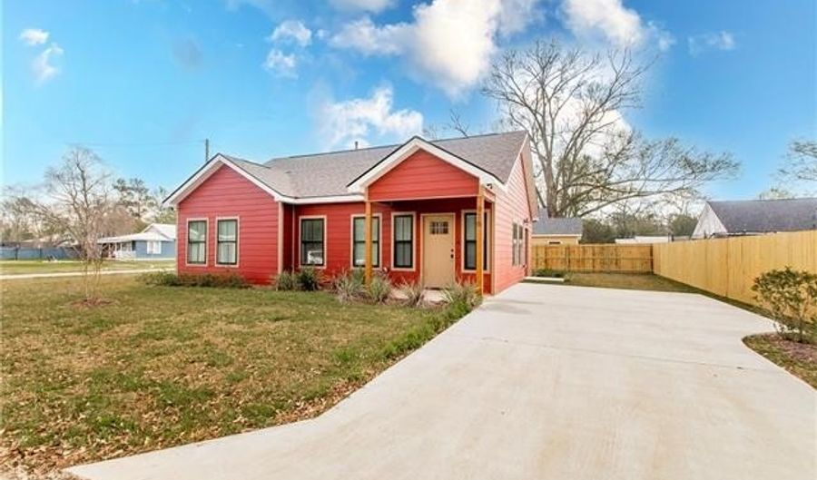 816 PINE St, Bogalusa, LA 70427 - 3 Beds, 2 Bath