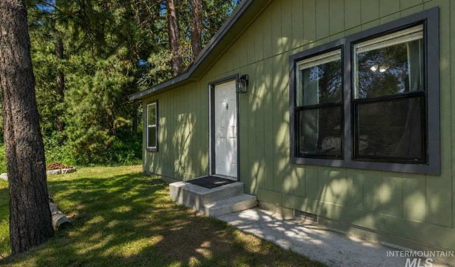 107 S Van Wyck Ave, Cascade, ID 83611 - 4 Beds, 2 Bath