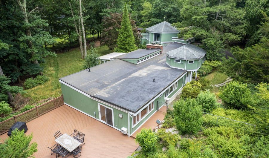 10 Steep Hollow Ln, Cos Cob, CT 06807 - 4 Beds, 3 Bath