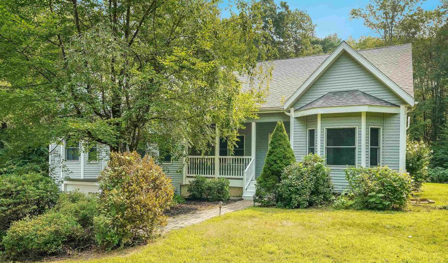 34 Peabody Dr, Brentwood, NH 03833 - 5 Beds, 3 Bath