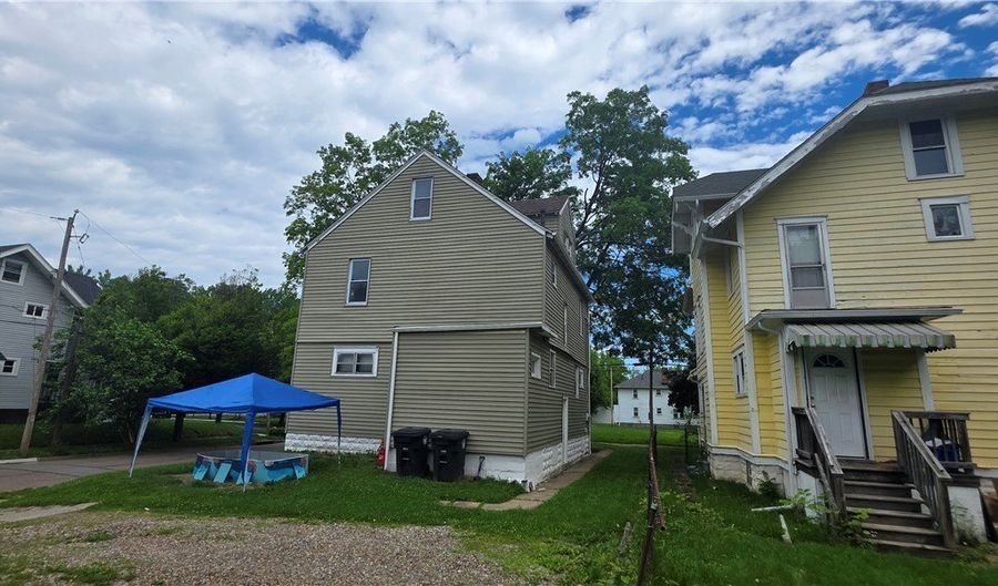 804 Work Dr, Akron, OH 44320 - 2 Beds, 1 Bath