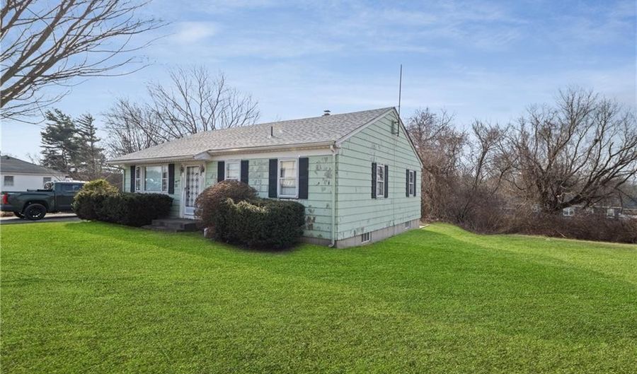 51 Valley Rd, Middletown, RI 02842 - 3 Beds, 1 Bath