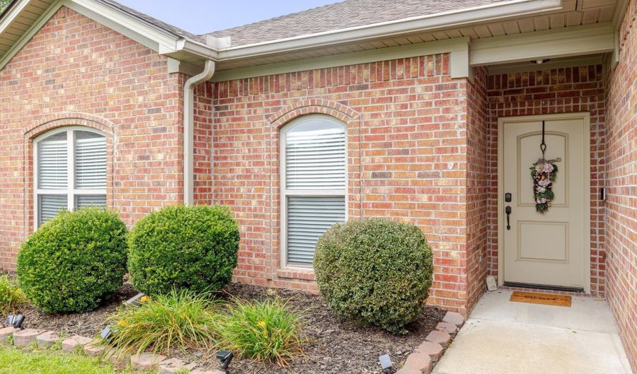 301 SANDLEWOOD Dr, Benton, AR 72015 - 3 Beds, 2 Bath