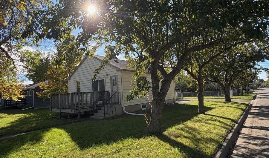 802 S Merton St, Aberdeen, SD 57401 - 4 Beds, 2 Bath