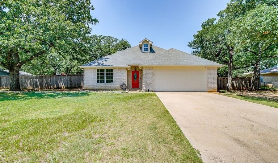 202 Woodlawn Dr, Keene, TX 76059 - 4 Beds, 2 Bath
