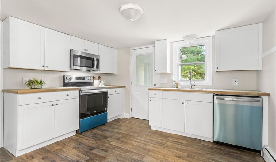 280 Long St, Warwick, RI 02886 - 3 Beds, 2 Bath