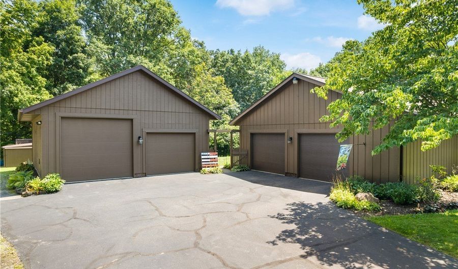 12980 Robinwood St NE, Alliance, OH 44601 - 5 Beds, 3 Bath