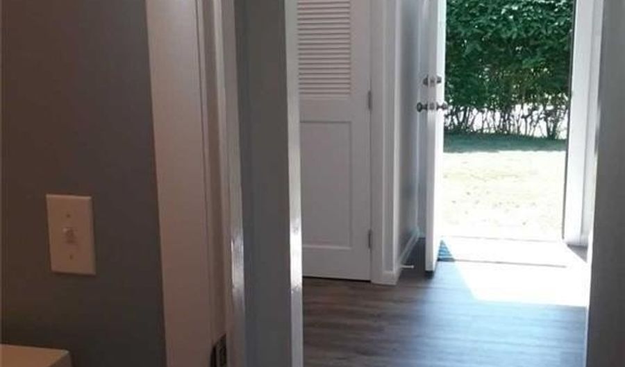 97 Center Ave, Middletown, RI 02842 - 2 Beds, 1 Bath