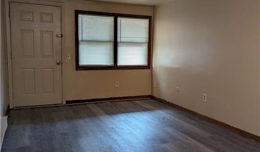 33 Gadoury Ave 5, Coventry, RI 02816 - 2 Beds, 1 Bath