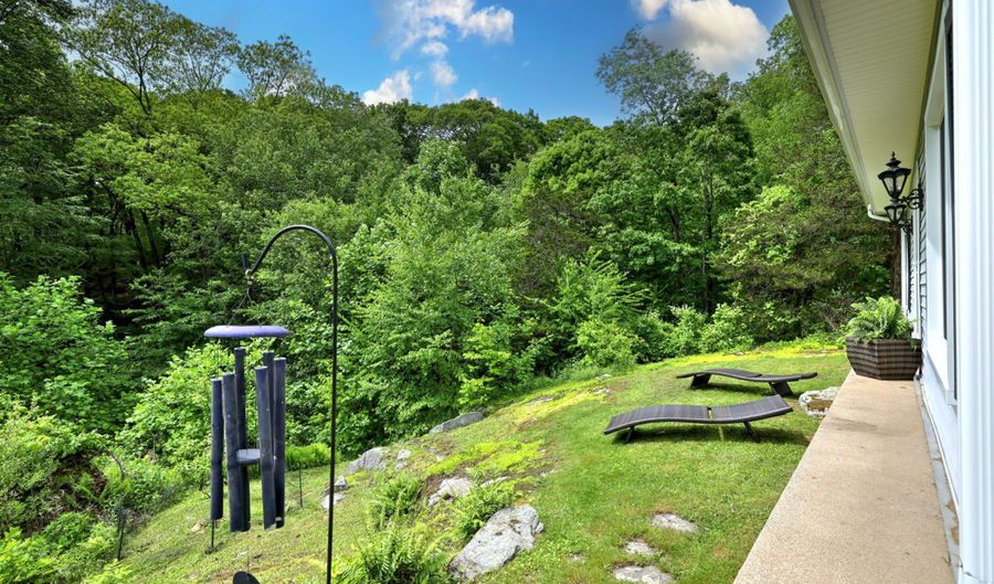 8 Whippoorwill Ln, Bethany, CT 06524 - 4 Beds, 2 Bath