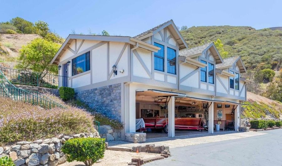 3020 RED MOUNTAIN Hts, Fallbrook, CA 92028 - 2 Beds, 2 Bath