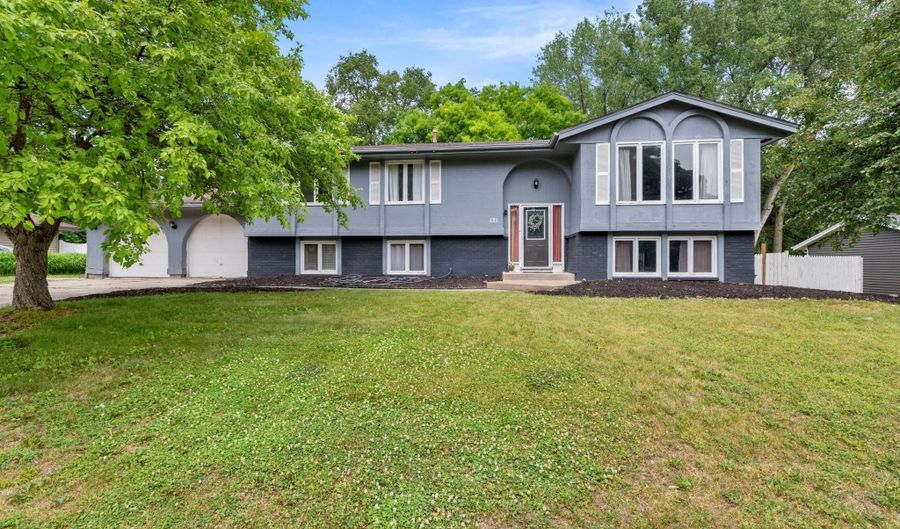 121 Chaparral Dr, Apple Valley, MN 55124 - 6 Beds, 3 Bath