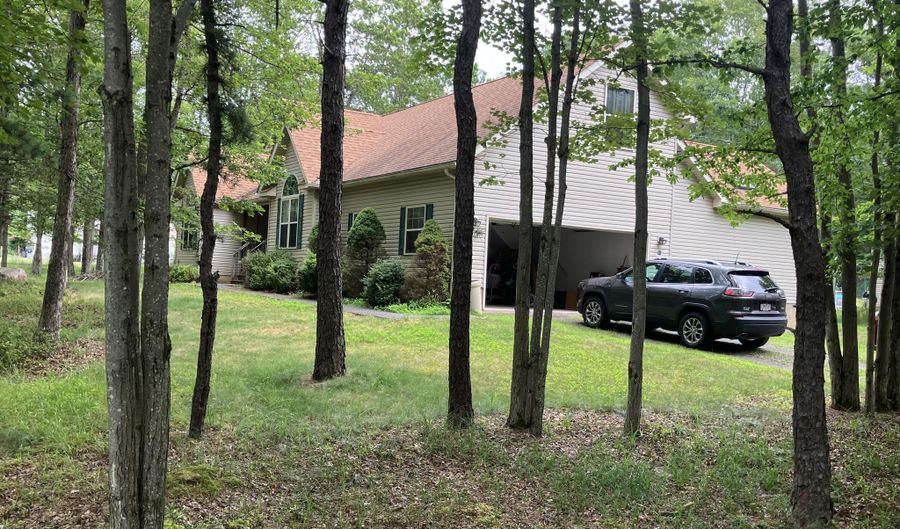 30 Lenape Trl, Albrightsville, PA 18210 - 3 Beds, 2 Bath