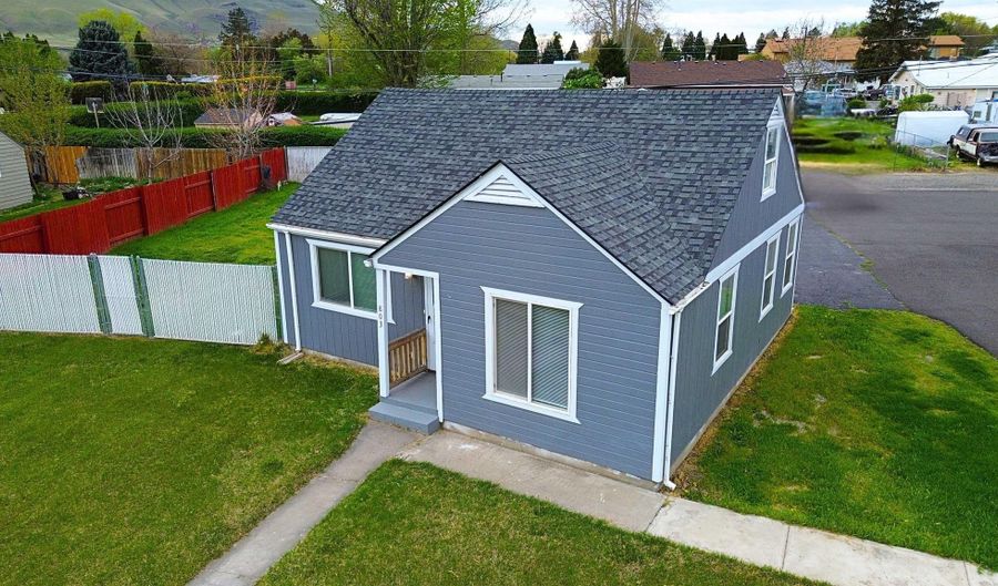 803 9th St, Benton City, WA 99320 - 2 Beds, 1 Bath