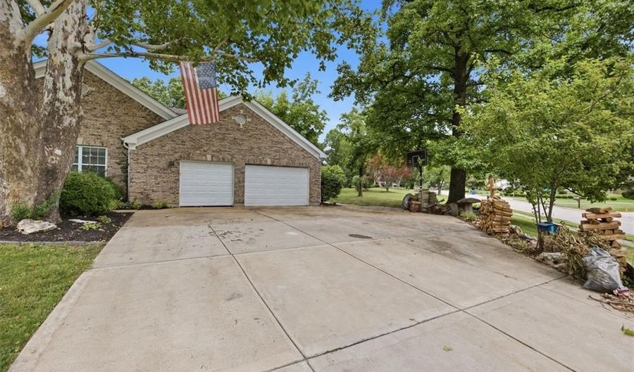 803 Streiff Ln, Ballwin, MO 63011 - 4 Beds, 3 Bath