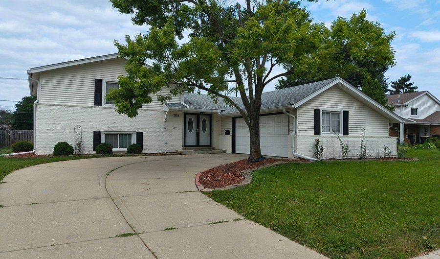 1719 W Lexington Dr, Arlington Heights, IL 60004 - 3 Beds, 3 Bath