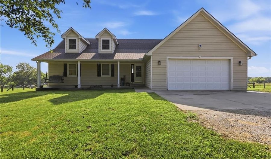 14711 NE State Route E Hwy, Adrian, MO 64720 - 5 Beds, 3 Bath