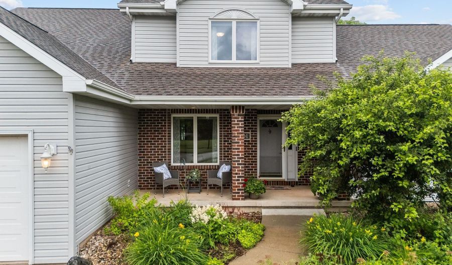 301 E WAYFARER Ln, Appleton, WI 54913 - 4 Beds, 4 Bath