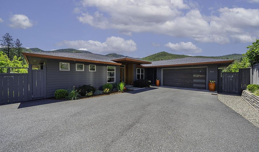 753 Wrights Creek Dr, Ashland, OR 97520 - 3 Beds, 3 Bath