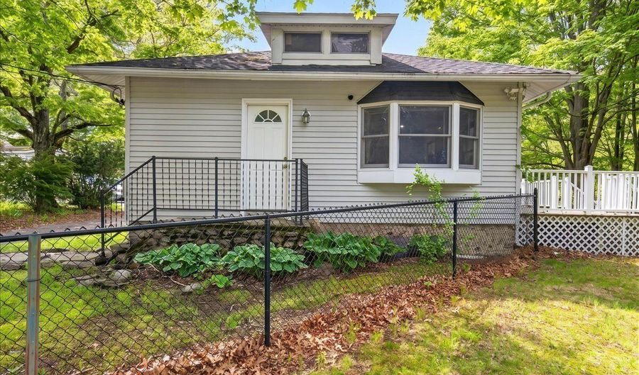145 Liberty St, Clinton, CT 06413 - 2 Beds, 1 Bath